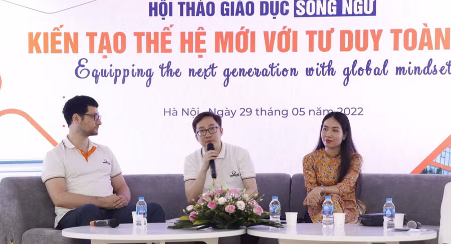 Thầy Ngô Huy Tâm (giữa) trong hội thảo về kiến tạo thế hệ mới với tư duy toàn cầu. Ảnh: NVCC