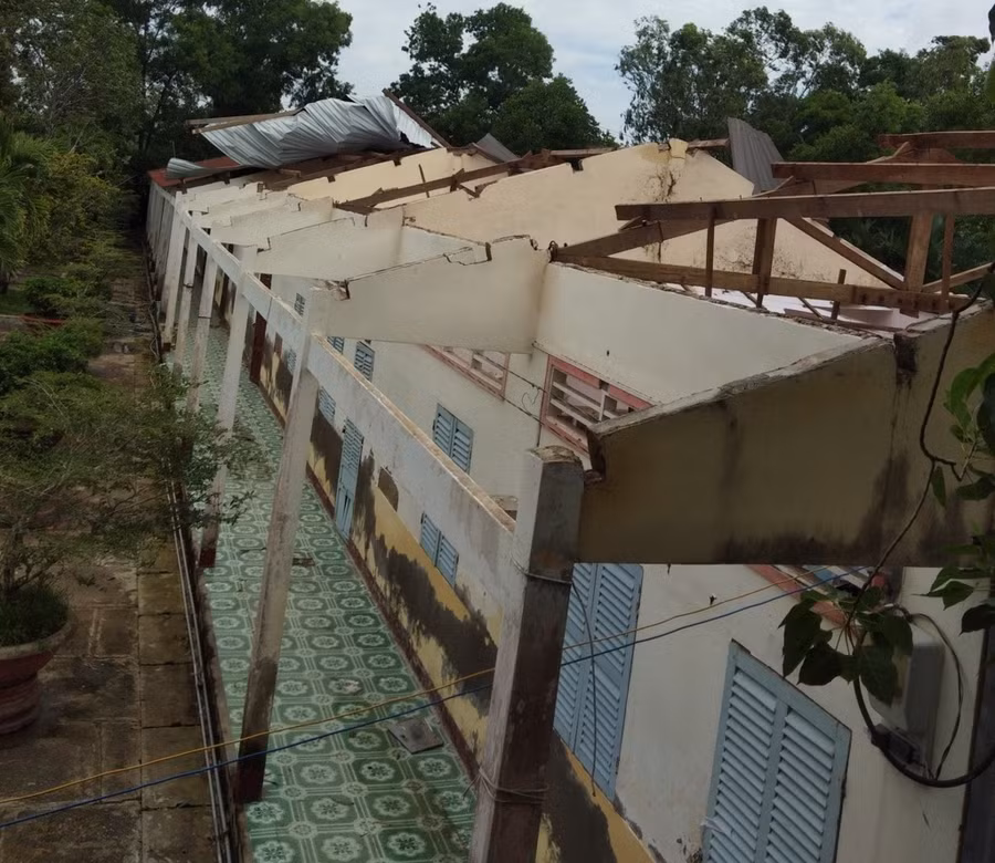 Nhiều phòng chức năng bị hư hỏng, tốc mái