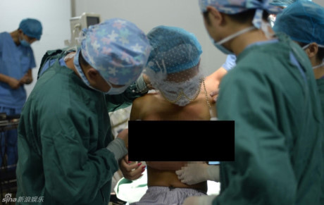 Người mẫu 21 tuổi Trung Quốc phát trực tiếp cảnh nâng ngực - Ảnh 4 Nguoi mau 21 tuoi Trung Quoc phat truc tiep canh nang nguc - Anh 4
