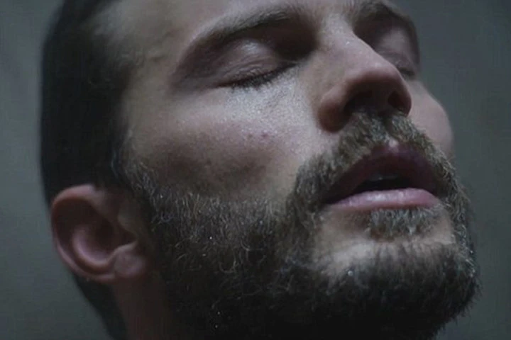 Cảnh tắm của Jamie Dornan khiến người xem thích thú.