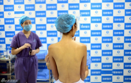 Người mẫu 21 tuổi Trung Quốc phát trực tiếp cảnh nâng ngực - Ảnh 3 Nguoi mau 21 tuoi Trung Quoc phat truc tiep canh nang nguc - Anh 3