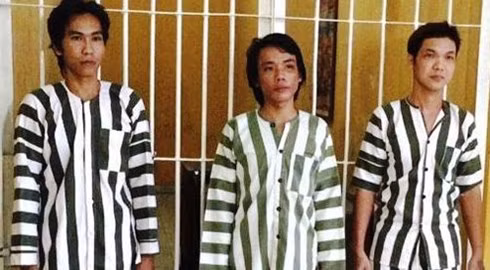 nhom con do truy sat nguoi o quan karaoke, chem ca cong an hinh 0