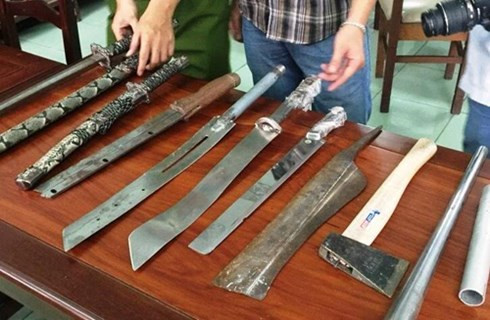 nhóm côn đồ truy sát người ở quán karaoke, chém cả công an hình 1 nhom con do truy sat nguoi o quan karaoke, chem ca cong an hinh 1