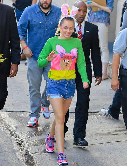 Trên đường tới trường quay, Miley mặc trang phục khỏe khoắn và kín đáo. Cô nàng còn đội một chiếc bờm tai thỏ xinh xắn, ton sur ton với áo phông dài tay. Anh9-3009-1440666208.jpg