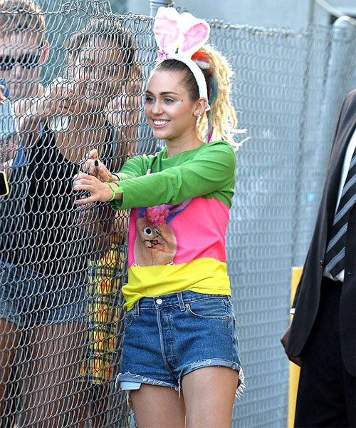 Miley nhiệt tình ký tặng và chụp ảnh với khán giả trước khi bước vào cuộc phỏng vấn. Anh10-2813-1440666208.jpg