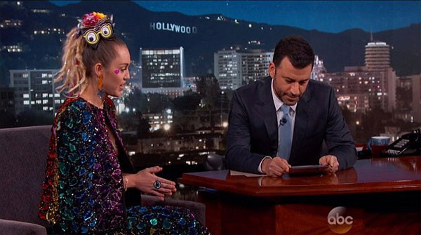 Trong chương trình, nữ ca sĩ 22 tuổi được hỏi, liệu bố của cô, ông Billy Ray Cyrus sẽ nói gì khi nhìn thấy con gái ăn mặc như thế này trên TV. Miley không ngần ngại cho biết: "Bố tôi thậm chí còn không biết cách bật TV. Thú thực, ông ấy thà nhìn thấy tôi hở hang nhưng bản chất vẫn là một con người tốt còn hơn mặc kín đáo mà là một người không ra gì". Anh5-8357-1440666207.jpg