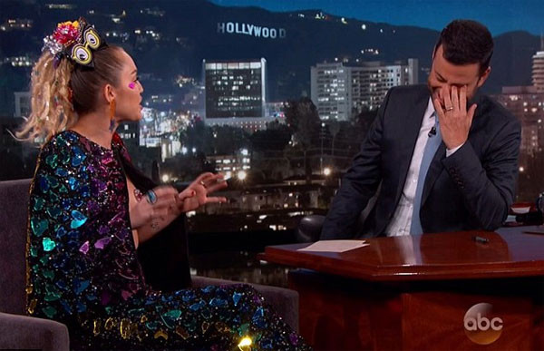 Khi ngồi xuống chiếc ghế salon cạnh người dẫn chương trình, Miley thổ lộ cảm thấy hơi lạnh khi mặc hở hang thế này và hối hận vì không chọn một chiếc áo sơ mi. Anh chàng MC Jimmy Kimmel cũng gặp khó khăn trong việc phỏng vấn nữ ca sĩ. Anh tỏ ra khá ngượng ngùng và phải liên tục lấy tay che mặt vì không dám nhìn khách mời. Anh4-9467-1440666207.jpg