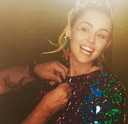 Trên trang cá nhân, cô nàng đăng tải một số hình ảnh vui vẻ trong hậu trường. Anh7-8133-1440666207.jpg