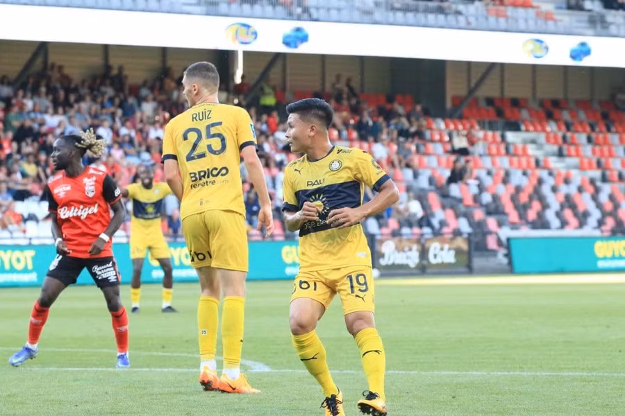 Tiền vệ sinh năm 1997 (bên phải) thua kém về thể hình, thể lực với các đồng đội và đối thủ.