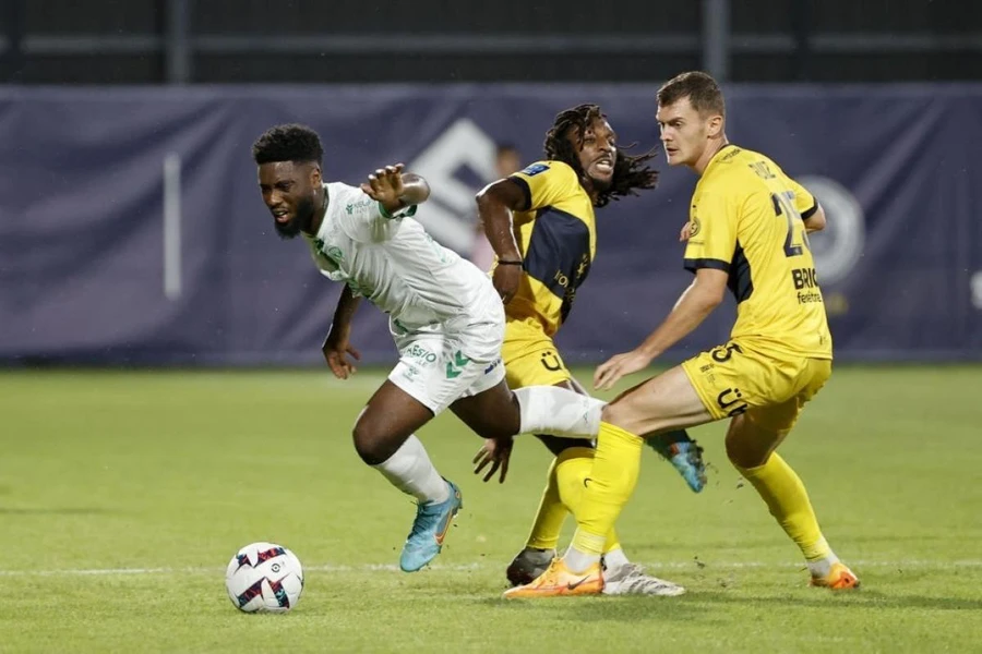 Không có Quang Hải, Pau FC hòa 2-2 trước Saint-Etienne ở vòng 7 Ligue 2.