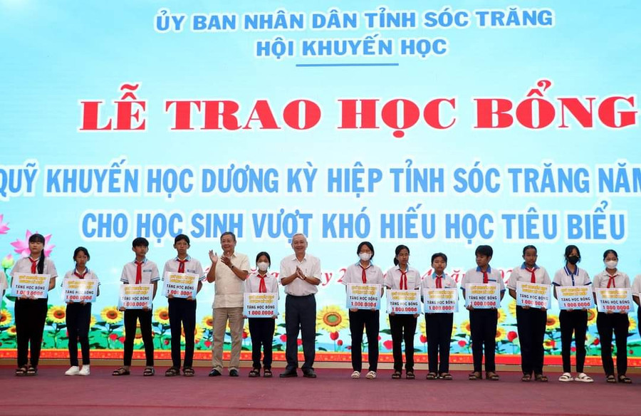HS có tinh thần vượt khó, hiếu học ở các trường phổ thông trên địa bàn tỉnh Sóc Trăng nhận học bổng. HS có tinh thần vượt khó, hiếu học ở các trường phổ thông trên địa bàn tỉnh Sóc Trăng nhận học bổng.