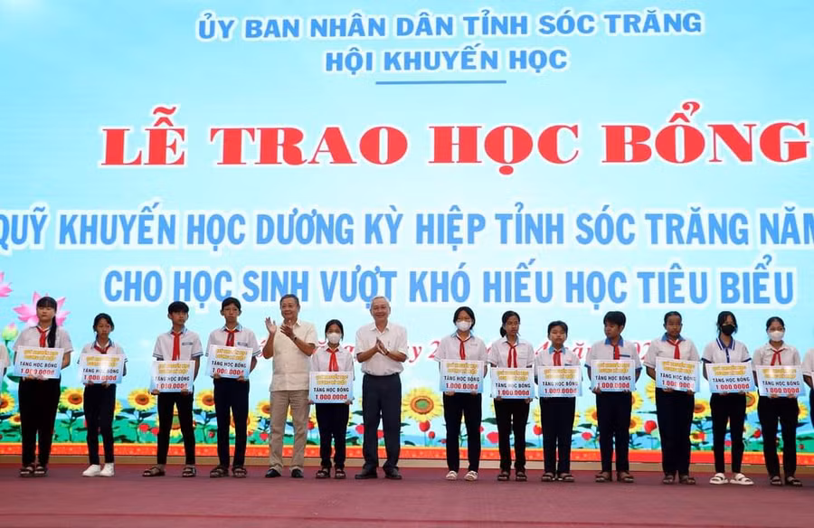 HS có tinh thần vượt khó, hiếu học ở các trường phổ thông trên địa bàn tỉnh Sóc Trăng nhận học bổng.
