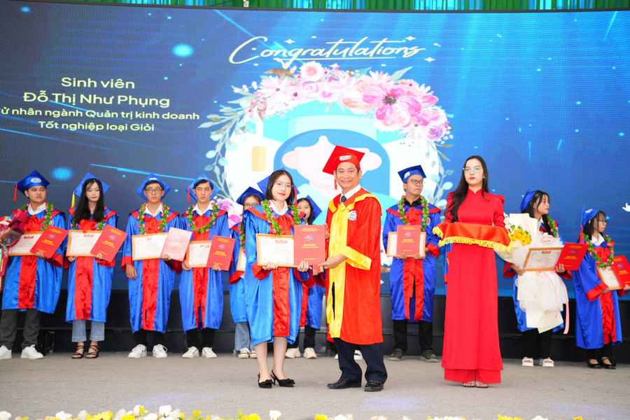 Trao bằng tốt nghiệp cho tân cử nhân, kỹ sư tốt nghiệp loại giỏi.