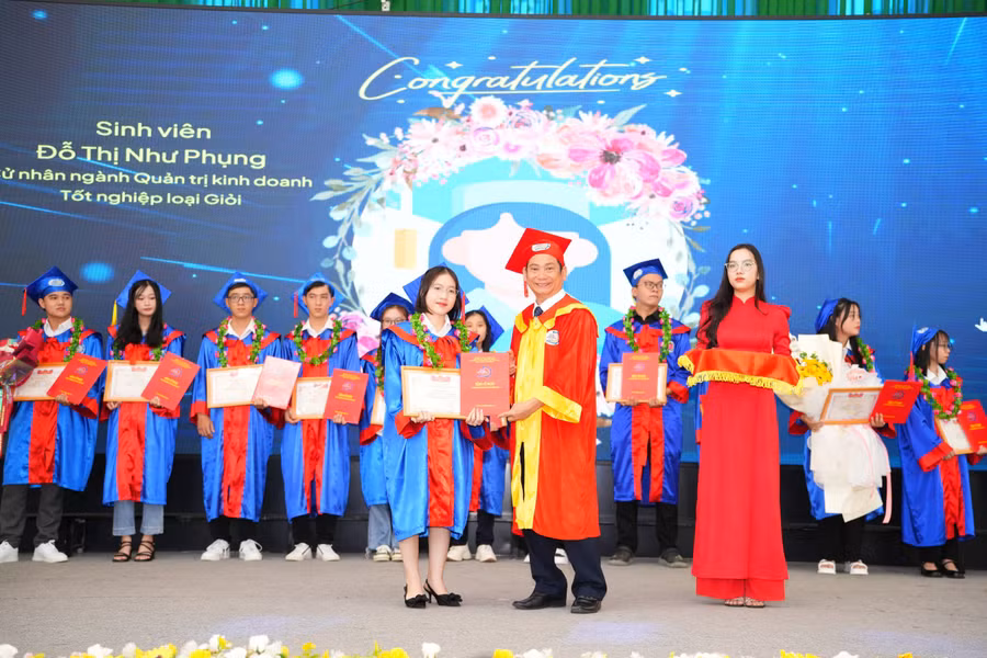 Trao bằng tốt nghiệp cho tân cử nhân, kỹ sư tốt nghiệp loại giỏi.