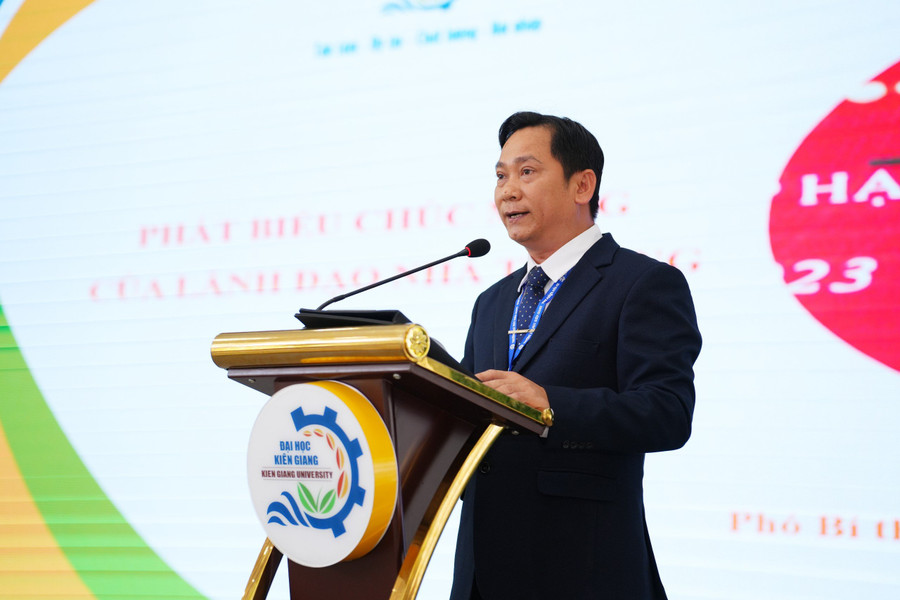 TS Nguyễn Văn Thành - Phó Bí thư Đảng ủy, Phó Hiệu trưởng phụ trách Trường ĐH Kiên Giang phát biểu tại buổi lễ.