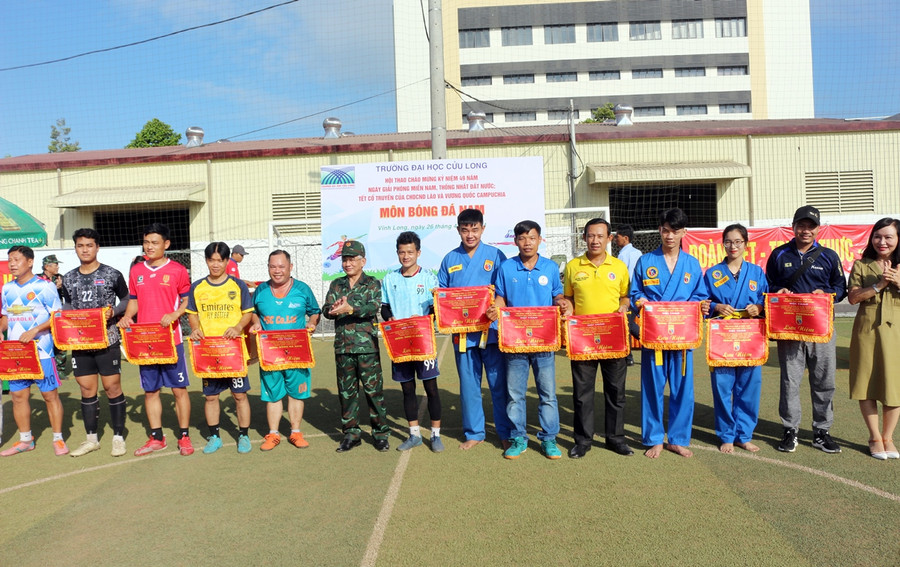 Ban Tổ chức trao cờ lưu niệm cho các đơn vị tham gia Hội thao.