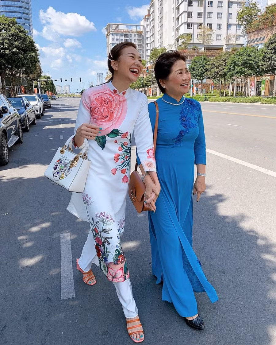 Thanh Hằng và mẹ chọn áo dài họa tiết hoa cho ngày mùng Một Tết.