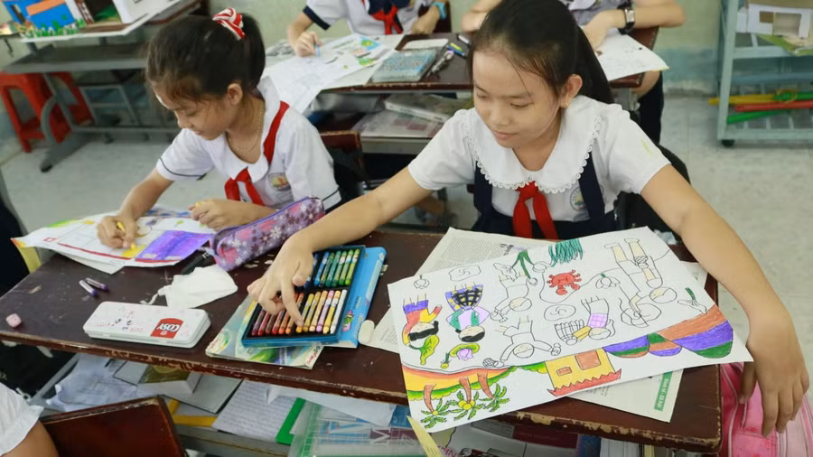 Các em HS cùng nhau vẽ tranh.