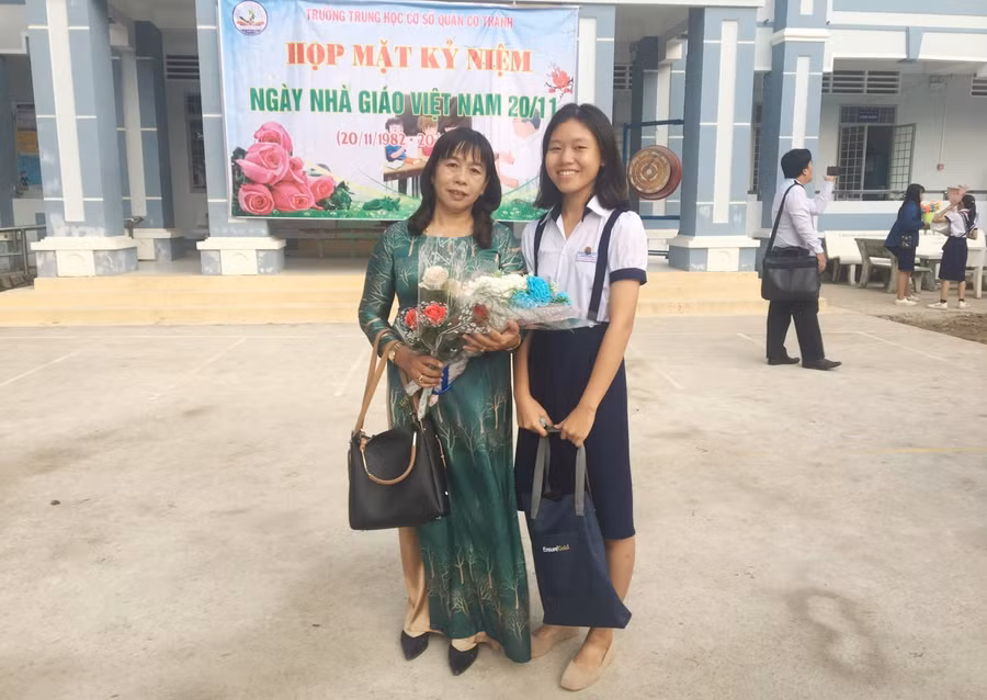 Cô Nguyễn Thị Kim Hoàn cùng học trò.