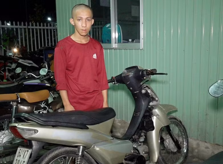 Trần Văn Sở cùng tang vật (ảnh: Tiến Tầm).