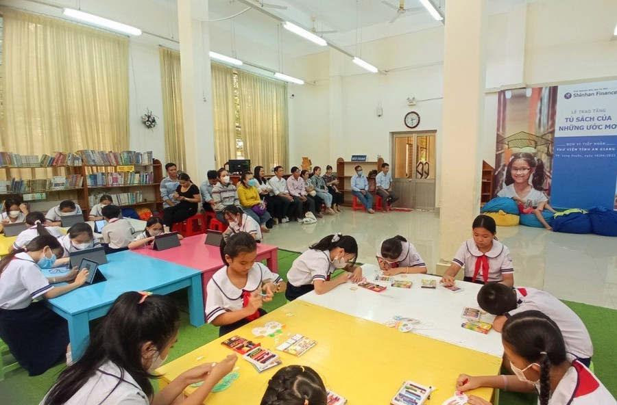 Học sinh Trường Tiểu học A thị trấn Phú Hòa (huyện Thoại Sơn) hào hứng tham gia sáng tạo tranh trong buổi giao lưu ngoại khóa. Học sinh Trường Tiểu học A thị trấn Phú Hòa (huyện Thoại Sơn) hào hứng tham gia sáng tạo tranh trong buổi giao lưu ngoại khóa.
