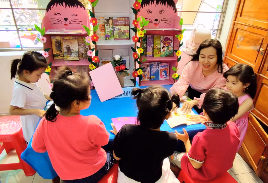 Cô trò cùng tham gia đọc sách