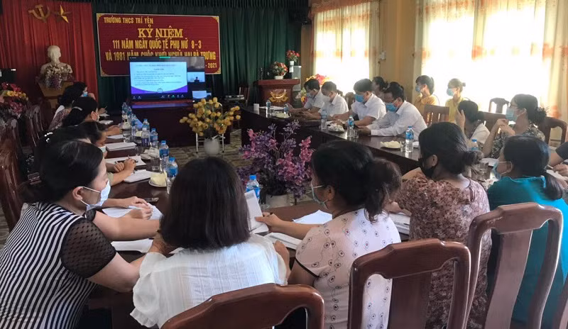 Giáo viên Trường Tiểu học Trí Yên (Yên Dũng, Bắc Giang) thường xuyên trao đổi chuyên môn để triển khai CT GDPT mới đạt hiệu quả tốt nhất. Ảnh: NTCC