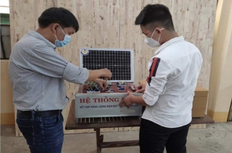 Nhóm nghiên cứu bên sản phẩm máy khử khuẩn tự động.