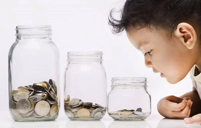 Việc biết giữ tiền sẽ cho trẻ tương lai vững chắc. Ảnh Internet.