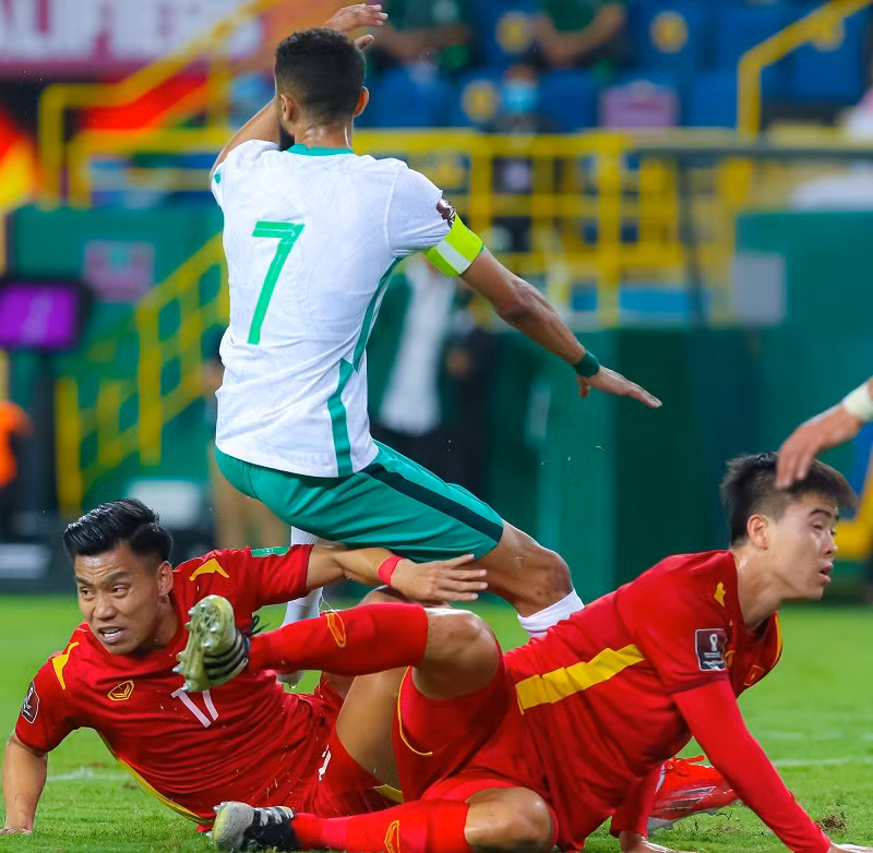 Trận Saudi Arabia thắng Việt Nam (áo đỏ) 3-1.