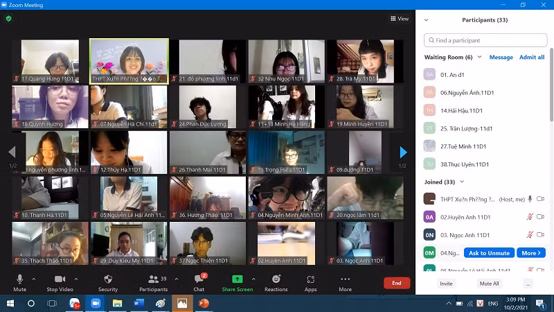 Học sinh Trường THPT Xuân Phương, Hà Nội trước giờ kiểm tra trực tuyến.