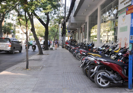 Vỉa hè quận 1 trước và sau khi ông Đoàn Ngọc Hải Via he quan 1 truoc va sau khi ong Doan Ngoc Hai