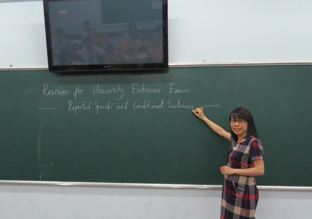 Cô Hoàng Nguyệt – Giáo viên Trường THPT Đoàn Thị Điểm - trong giờ dạy tiếng Anh