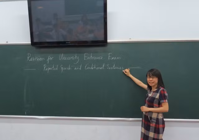 Cô Hoàng Nguyệt – Giáo viên Trường THPT Đoàn Thị Điểm - trong giờ dạy tiếng Anh