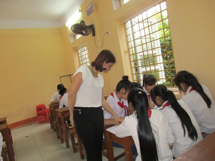 Cô Nguyễn Thị Mận và học sinh trong giờ học
