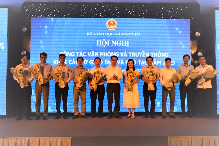 Thứ trưởng Bộ GD&ĐT Hoàng Minh Sơn tặng hoa Chánh văn phòng một số Sở GD&ĐT mới nhận nhiệm vụ. 