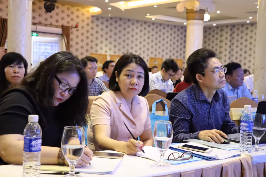 Hội nghị ghi nhận một số ý kiến, đề xuất của các Sở GD&amp;ĐT về bồi dưỡng, nâng cao chuyên môn, nghiệp vụ cho cán bộ công chức làm công tác văn phòng, đáp ứng yêu cầu chuyển đổi số.