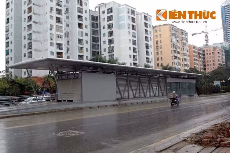 Nhà chờ xe buýt triệu đô ở Hà Nội chưa vận hành đã hoen rỉ