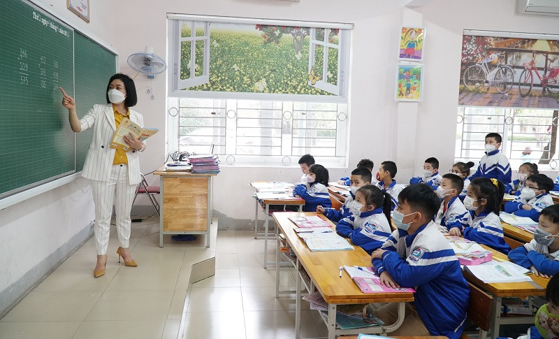 Thường xuyên gọi học sinh trả lời bài là cách để tăng tương tác, giúp học sinh tự tin hơn.