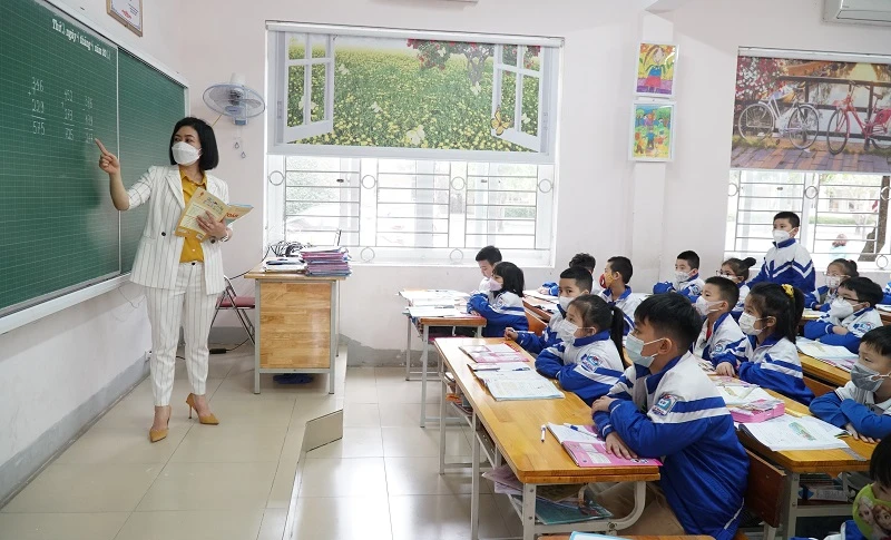 Thường xuyên gọi học sinh trả lời bài là cách để tăng tương tác, giúp học sinh tự tin hơn.