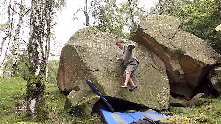 Người đàn ông leo núi không cần dùng tay.