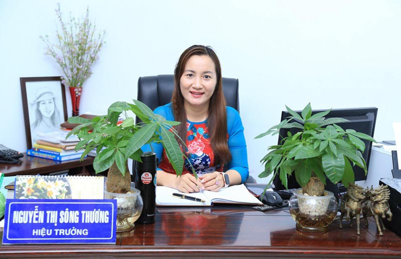 Cô Hiệu trưởng Nguyễn Thị Sông Thương Cô Hiệu trưởng Nguyễn Thị Sông Thương