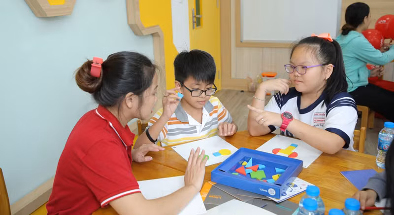 Bồi dưỡng giáo viên triển khai chương trình mới: Thoát ly được sách giáo khoa