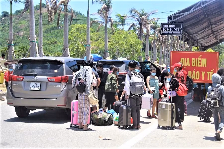 Xử phạt, cách ly có thu phí đối với người dân về địa phương đang giãn cách.