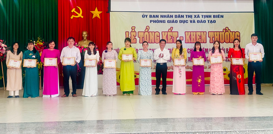 Trao khen thưởng giáo viên đạt thành cao trong hội thi.