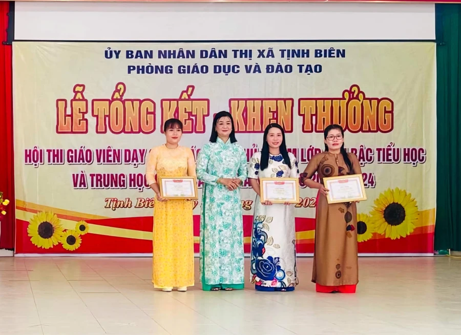 Ngành giáo dục TX Tịnh Biên (An Giang) biểu dương, trao khen thưởng Hội thi giáo viên dạy giỏi, giáo viên chủ nhiệm lớp giỏi.