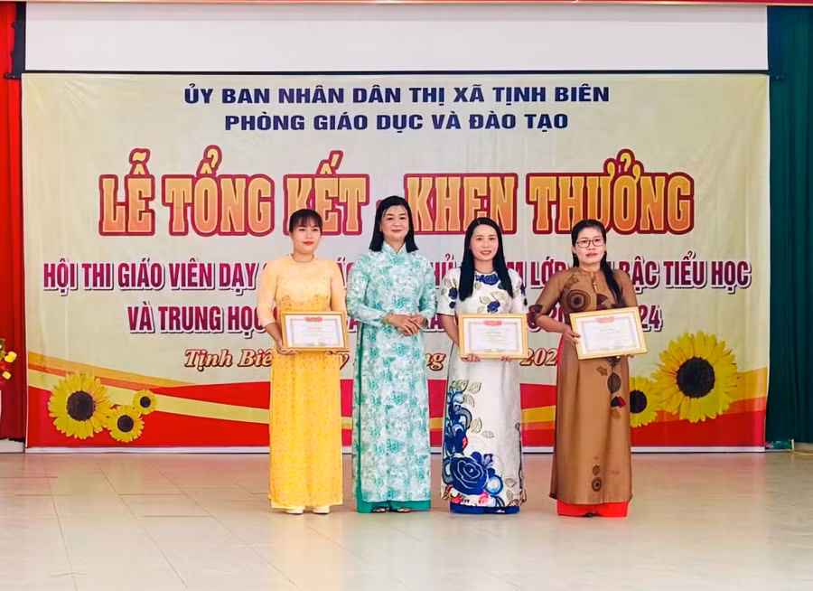 Ngành giáo dục TX Tịnh Biên (An Giang) biểu dương, trao khen thưởng Hội thi giáo viên dạy giỏi, giáo viên chủ nhiệm lớp giỏi.