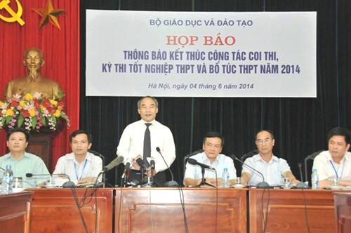 Thứ trưởng Nguyễn Vinh Hiển phát biểu tại buổi họp báo Thứ trưởng Nguyễn Vinh Hiển phát biểu tại buổi họp báo
