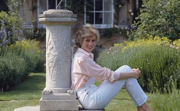 Những thủ thuật làm đẹp của Công nương Diana khiến tín đồ thời trang ngưỡng mộ ảnh 8