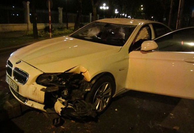 Cuối năm 2013, chiếc xe BMW màu trắng của người mẫu Hoàng Yến đã gặp tai nạn tại giao lộ Nam Kỳ Khởi Nghĩa – Nguyễn Du. Điều khiển xe với tốc độ cao, nên khi đến ngã tư này, chiếc xe bất ngờ lao lên lề, tông vào cây cổ thụ bên lề đường và lật ngang ra đường. Dù vậy, Hoàng Yến vẫn khẳng định, do say nên cô ngồi ở băng ghế sau và cũng không nhớ ai là người điều khiển chiếc xe gây tai nạn. Sau đó, cô còn cùng một người bạn liên tục mập mờ trong chuyện khai báo. Dù vậy, cô không tài nào qua mắt được cơ quan chức năng. d